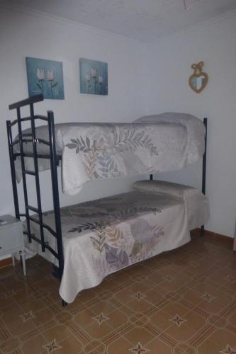 a bedroom with two bunk beds in a room at Vacaciones tierra y mar Casa en el centro con patio y terraza in El Campello