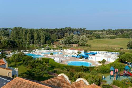 - une vue aérienne sur une grande piscine d'un complexe dans l'établissement Les Roseaux - Piscine chauffee, à Saint-Hilaire-de-Talmont