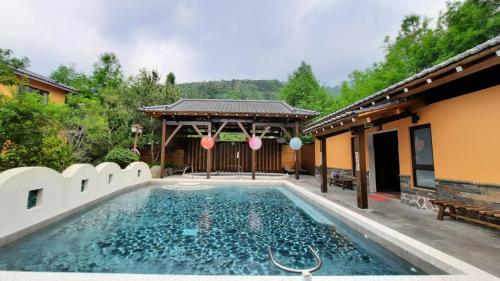 - une piscine en face d'une maison dans l'établissement 埔里夏都華蔓山林日式會館 Puli Huaman Villa, à Puli