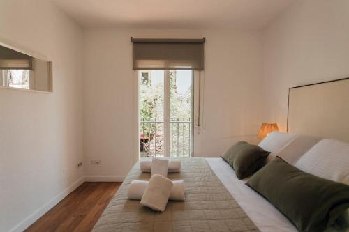 Un dormitorio con una cama grande y una ventana en O&L Murillo Bright apartment - terrace & parking en Sevilla