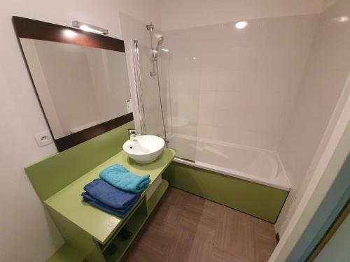 een badkamer met een wastafel, een toilet en een bad bij Le Romarin - Climatisation piscine & parking privé in Gréoux-les-Bains