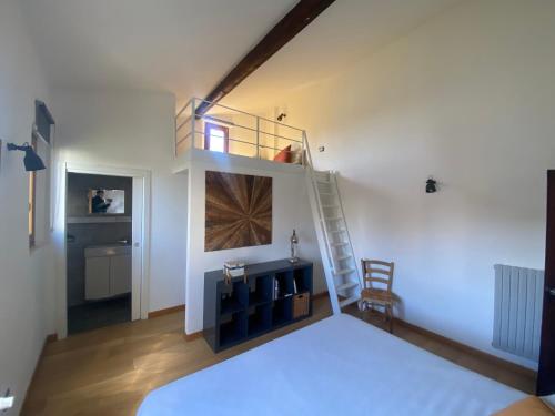 Giglio Apartment by Mamo Florence
