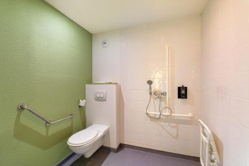 La salle de bains est pourvue d'une douche et de toilettes. dans l'établissement B&B HOTEL Cannes Mouans Sartoux, à Mouans-Sartoux