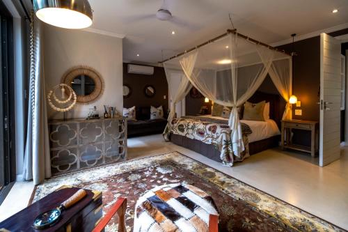 Katil atau katil-katil dalam bilik di Safari Moon Luxury Bush Lodge