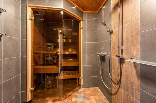 Ένα μπάνιο στο 2ndhomes Tampere "Klingendahl" Apartment - Historical Apt with Sauna & Free Parking