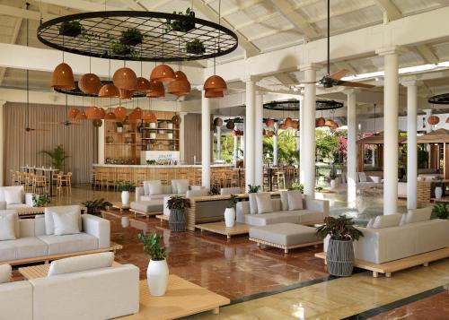 una grande hall con divani e tavoli bianchi di Meliá Punta Cana Beach Wellness Inclusive - Adults only a Punta Cana
