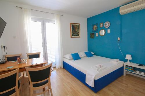 Postel nebo postele na pokoji v ubytování Apartment Bili-sea view apartment in the center