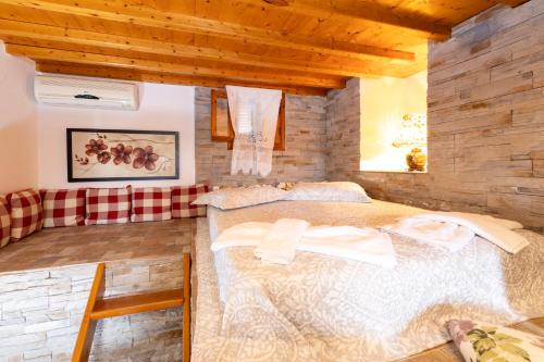 1 dormitorio con 2 camas en una habitación con techos de madera en Maria Studios, en Cherronisos