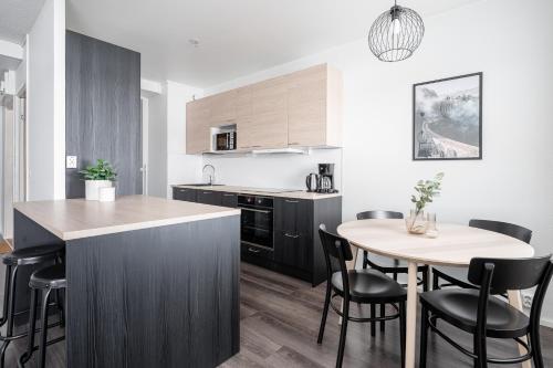 Η κουζίνα ή μικρή κουζίνα στο Newly Renovated 1BR Home that Hosts up to 8 Guests