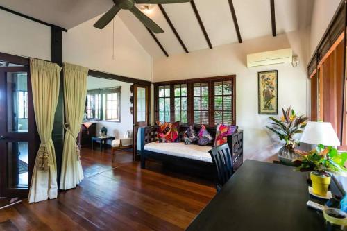 uma sala de estar com um sofá e uma mesa em ELYSIA NONGSA 91 BATAM LUXURY VILLA em Nongsa