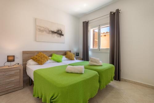 Posteľ alebo postele v izbe v ubytovaní Ariany - 38358-9 Mallorca
