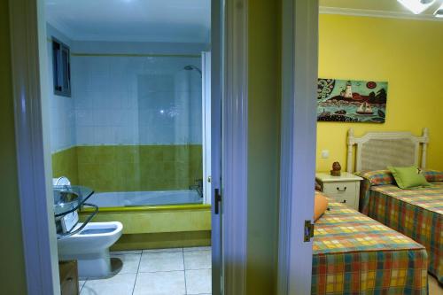 een badkamer met een wastafel en een toilet in een kamer bij Desconectaengalicia Paseo Silgar, 4 dormitorios in Sanxenxo