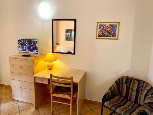 a bedroom with a desk and a chair and a mirror at Hotel Signa in Perugia