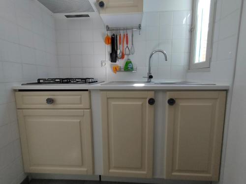 Dapur atau dapur kecil di MAS VALLCROSA Studio calme et confortable avec piscine