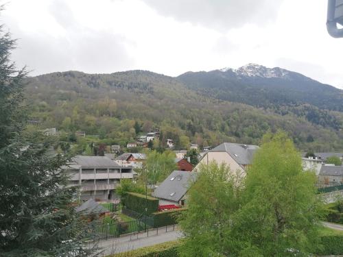 une vue d'une ville avec une montagne en arrière-plan dans l'établissement Studio 4 personnes, à Saint-Lary-Soulan