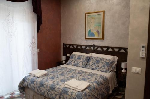 1 dormitorio con 1 cama con 2 toallas en Bed and Breakfast Dolce Noemi, en Reggio Calabria