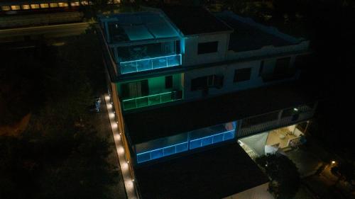 einen Blick über ein Gebäude mit blauen Lichtern in der Unterkunft Mbaccimari B&B in Cetraro
