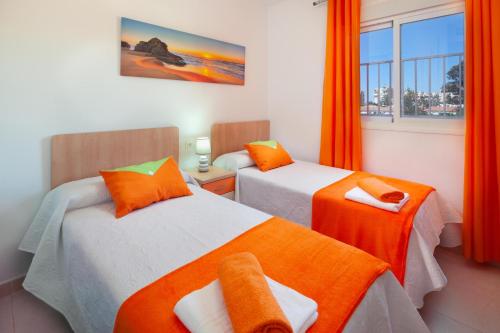 Säng eller sängar i ett rum på Apartamento Vistas al Mar