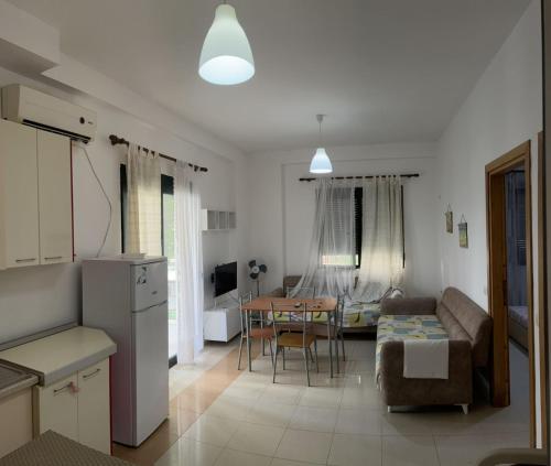 cocina y sala de estar con sofá y mesa en Seaside apartment N3 Golem, en Golem