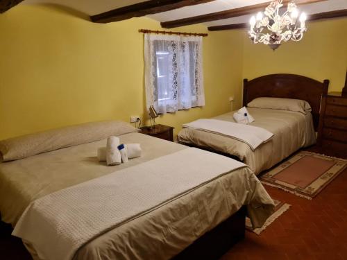 מיטה או מיטות בחדר ב-Casa rural en una finca de 300 ha reg 49426