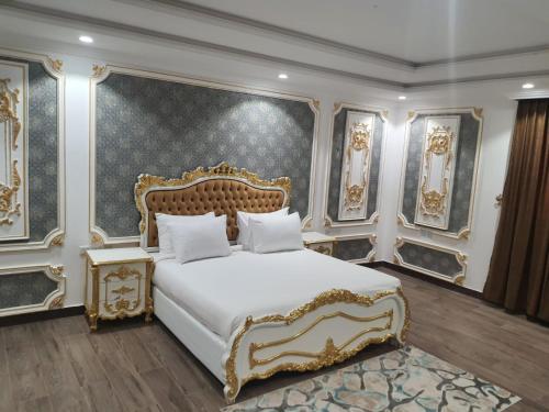 Postel nebo postele na pokoji v ubytování رمادا نيت للشقق المخدومة