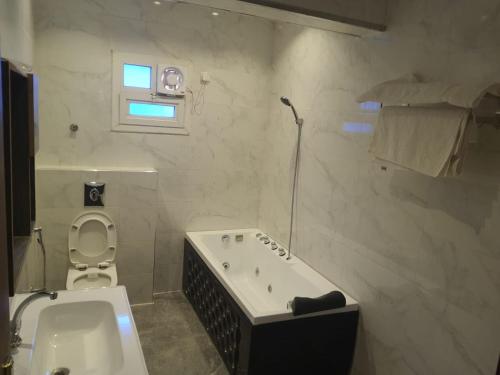 Koupelna v ubytování رمادا نيت للشقق المخدومة