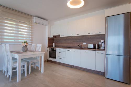 Ett kök eller pentry på Apartments Mandre