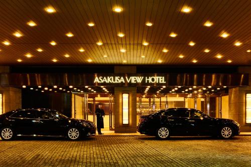 dos coches aparcados frente a un hotel con vistas a Akasha en Asakusa View Hotel, en Tokio