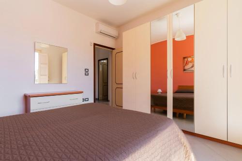 ガリポリにあるVilla Andromeda by BarbarHouseのベッドルーム(ベッド1台、鏡付)