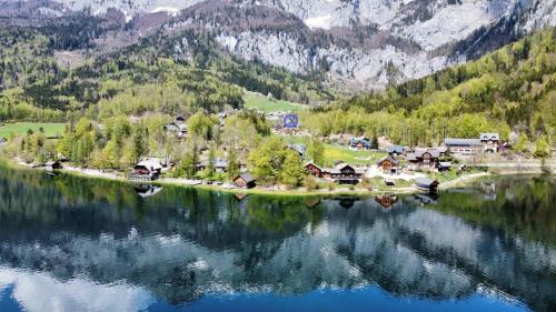 a small village on an island in the middle of a lake at s´Manz in Grundlsee