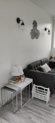 un salon avec un canapé et une table dans l'établissement Victoria's Place, à Veules-les-Roses