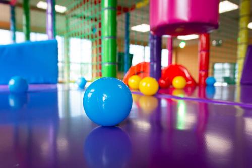 a playground with a bunch of balls on the floor at Hotel Restauracja Autos in Solec Kujawski