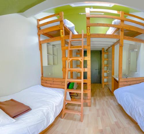 Tempat tidur susun dalam kamar di IOU Hebden Bridge Hostel