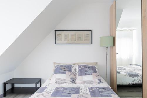 - une chambre avec un lit et une photo sur le mur dans l'établissement Casa Violetta, à Saint-Martin-des-Champs