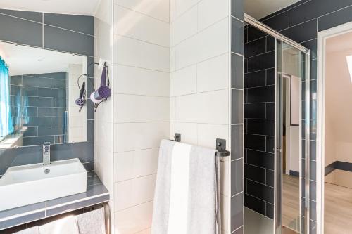 bagno con lavandino e specchio di Casa Violetta a Saint-Martin-des-Champs