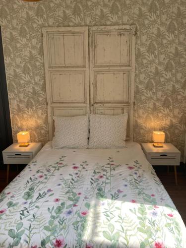 un lit avec deux lampes sur deux tables dans l'établissement Appartement avec balcon vue mer, tout équipé, à Mers-les-Bains