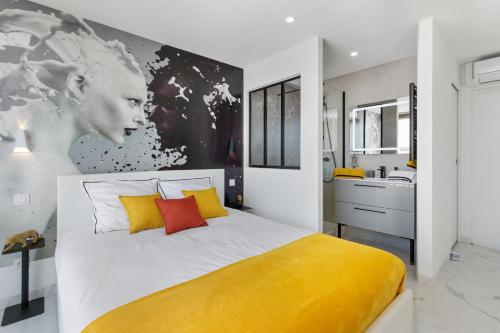 une chambre avec un grand lit avec une couverture jaune dans l'établissement Village Naturiste - Emotion X Heliopolis sea view, au Cap d'Agde