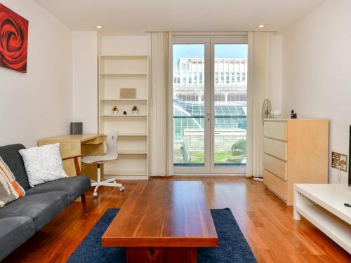 uma sala de estar com um sofá e uma mesa em Pass the Keys Super Central Spacious 2 Bed Apartment with Parking em Cardiff