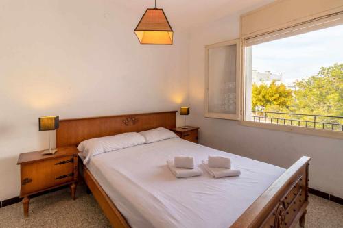 Giường trong phòng chung tại Sant Genís 19 ático con terraza y vistas