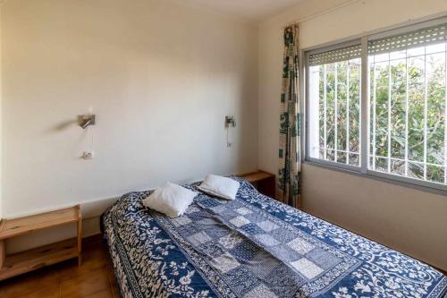 a bedroom with a bed and a window at Super Fener 93 ático con terraza y vistas in Girona