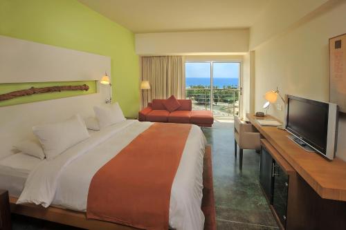 Postel nebo postele na pokoji v ubytování E-Hotel Larnaca Resort & Spa