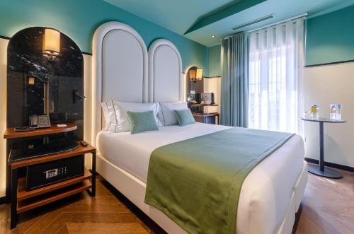 Nicola Rossio Hotel في لشبونة: غرفة نوم بسرير كبير ونافذة