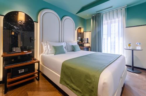 リスボンにあるNicola Rossio Hotelのベッドルーム(大型ベッド1台、窓付)