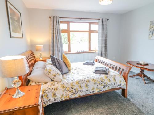 - une chambre avec un lit, une fenêtre et une table dans l'établissement Annie's Place, à Newry
