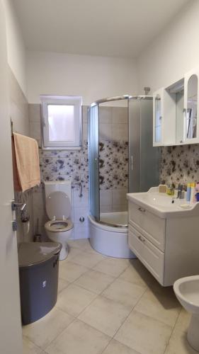 une salle de bains avec douche, toilettes et lavabo dans l'établissement LIGHTHOUSE, à Novi Vinodolski