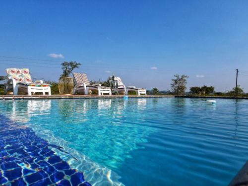 Bazén v ubytování Nandoni Waterfront Resort nebo v jeho okolí