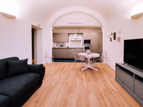 uma sala de estar com um sofá preto e uma mesa em Appartamento elegante alle Due Torri by Wonderful Italy em Bolonha