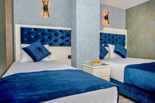 Säng eller sängar i ett rum på THE LEA HOTELS & SUITE
