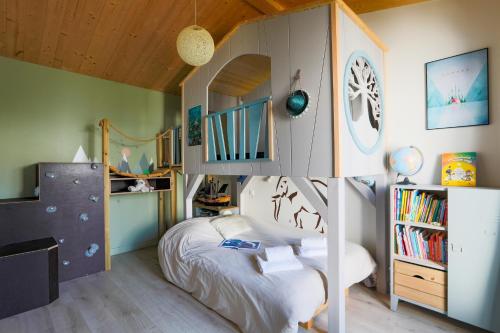 - une chambre pour enfants avec un lit et une étagère à livres dans l'établissement Le 7 - Entre mer et bois - Maison avec piscine, à Rivedoux-Plage