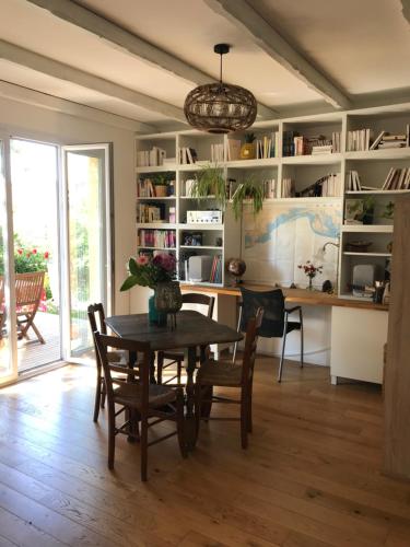 une salle à manger avec une table et des chaises dans l'établissement Maison au bord de l'étang de Thau- Sète, à Sète